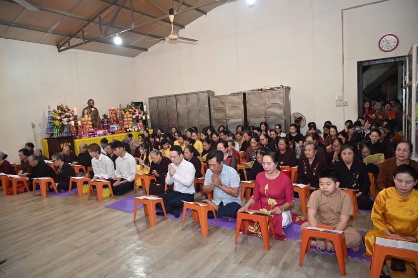 Chư T&ocirc;n đức, qu&yacute; Quan kh&aacute;ch v&agrave; Phật tử dự Đại lễ.