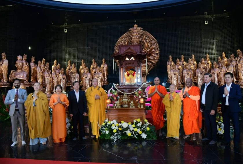Trang nghiêm lễ cung thỉnh xá lợi Đức Phật từ núi Bà Đen về Hà Nội