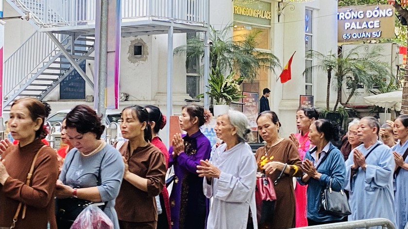 Từ s&aacute;ng sớm nay, h&agrave;ng ngh&igrave;n người đ&atilde; xếp h&agrave;ng để v&agrave;o chi&ecirc;m b&aacute;i x&aacute; lợi Đức Phật.