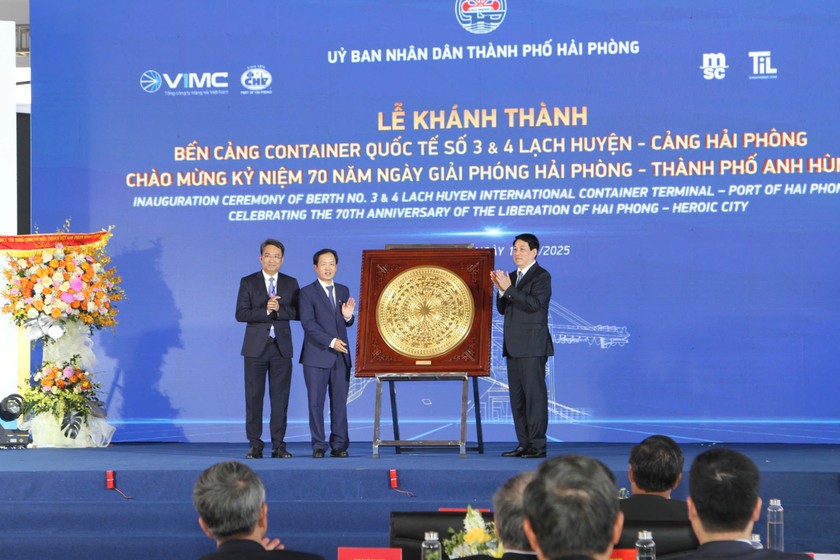 Chủ tịch nước Lương Cường tặng qu&agrave; C&ocirc;ng ty Cảng Hải Ph&ograve;ng.