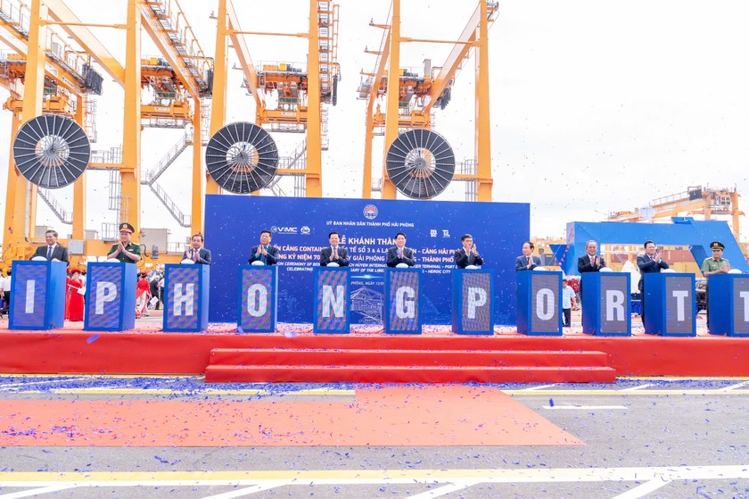 C&aacute;c đại biểu bấm n&uacute;t kh&aacute;nh th&agrave;nh bến cảng container quốc tế số 3&amp;amp;amp;amp;4 Lạch Huyện.