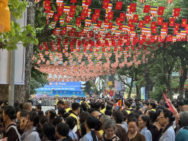 Hà Nội: Hàng vạn người xếp hàng đợi chiêm bái Xá lợi Đức Phật