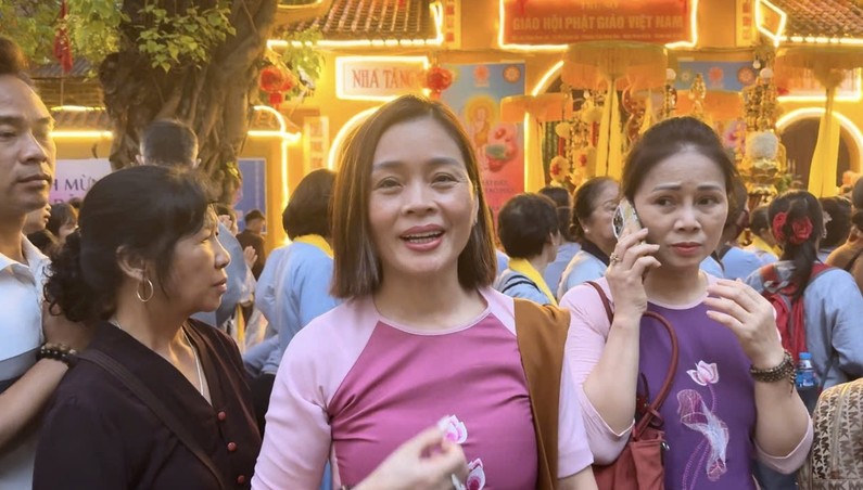 chị L&ecirc; Thị Kiều Anh ở Nghệ An hoan hỷ khi được ra chi&ecirc;m b&aacute;i X&aacute; lợi Đức Phật