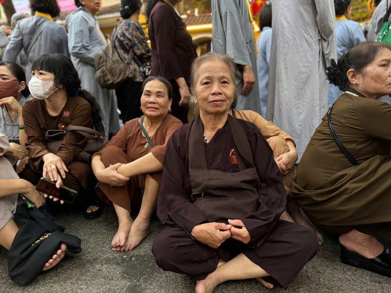 B&agrave; Nguyễn Thị Mai (tr&uacute; tại Đ&ocirc;ng Ngạc, quận Bắc Từ Li&ecirc;m, H&agrave; Nội) đ&atilde; đến từ rất sớm để được xếp h&agrave;ng v&agrave;o chi&ecirc;m b&aacute;i x&aacute; lợi Đức Phật.