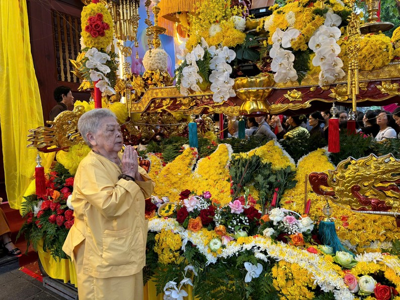 Nhiều Phật tử rưng rưng nước mắt khi được tận mắt chi&ecirc;m b&aacute;i x&aacute; lợi Đức Phật.