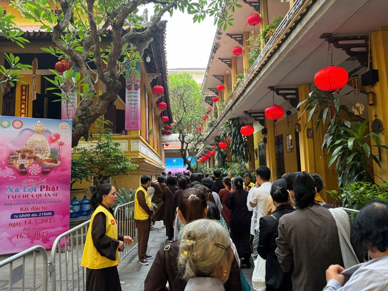 D&ograve;ng người trật tự, trang nghi&ecirc;m, th&agrave;nh k&iacute;nh bước v&agrave;o chi&ecirc;m b&aacute;i x&aacute; lợi Đức Phật