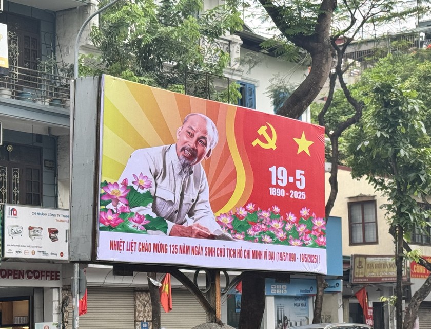 Sinh ra v&agrave; lớn l&ecirc;n trong một giai đoạn lịch sử đầy biến động của đất nước, với kh&aacute;t vọng ch&aacute;y bỏng gi&agrave;nh độc lập, tự do cho d&acirc;n, cho nước, Chủ tịch Hồ Ch&iacute; Minh đ&atilde; b&ocirc;n ba khắp năm ch&acirc;u bốn biển, vừa lao động, học tập, vừa quan s&aacute;t, nghi&ecirc;n cứu l&yacute; luận v&agrave; kinh nghiệm c&aacute;c cuộc c&aacute;ch mạng điển h&igrave;nh tr&ecirc;n thế giới. Người đ&atilde; đến với Chủ nghĩa M&aacute;c-L&ecirc;nin v&agrave; t&igrave;m thấy con đường giải ph&oacute;ng d&acirc;n tộc gắn liền với giải ph&oacute;ng giai cấp, giải ph&oacute;ng con người; độc lập d&acirc;n tộc gắn liền với chủ nghĩa x&atilde; hội.