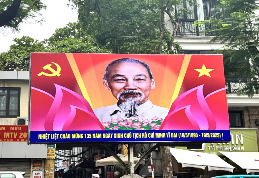 Chủ tịch Hồ Ch&iacute; Minh (l&uacute;c nhỏ t&ecirc;n l&agrave; Nguyễn Sinh Cung, khi đi học t&ecirc;n l&agrave; Nguyễn Tất Th&agrave;nh, hoạt động c&aacute;ch mạng lấy t&ecirc;n l&agrave; Nguyễn &Aacute;i Quốc, sau đổi t&ecirc;n Hồ Ch&iacute; Minh) sinh ng&agrave;y 19/5/1890, tại l&agrave;ng Sen, x&atilde; Kim Li&ecirc;n, huyện Nam Đ&agrave;n, tỉnh Nghệ An.