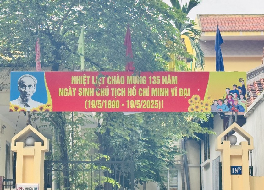 Chủ tịch Hồ Ch&iacute; Minh, Anh h&ugrave;ng giải ph&oacute;ng d&acirc;n tộc &ndash; Danh nh&acirc;n văn h&oacute;a thế giới