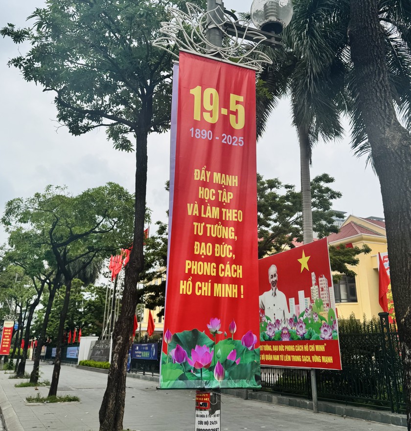 Người ch&iacute;nh l&agrave; biểu tượng sinh động nhất cho kh&aacute;t vọng tự do, l&agrave; tấm gương đạo đức s&aacute;ng ngời, l&agrave; cội nguồn mọi thắng lợi của đất nước.