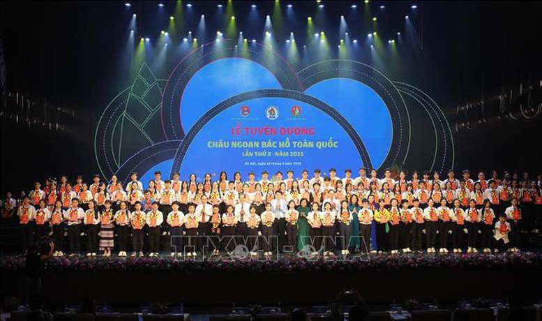 Chủ tịch nước Lương Cường với c&aacute;c đại biểu Ch&aacute;u ngoan B&aacute;c Hồ được tuy&ecirc;n dương - Ảnh: TTXVN