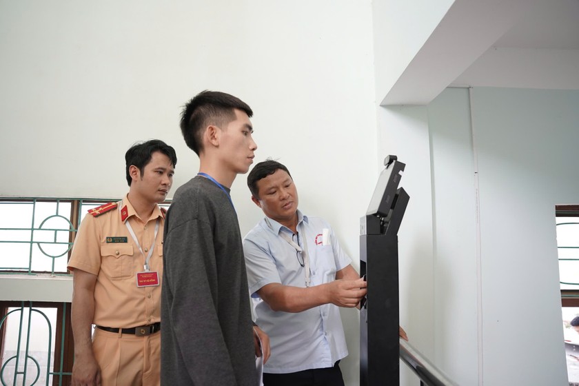Th&iacute; sinh x&aacute;c nhận căn cước c&ocirc;ng d&acirc;n để nhận dạng trước khi v&agrave;o ph&ograve;ng thi.