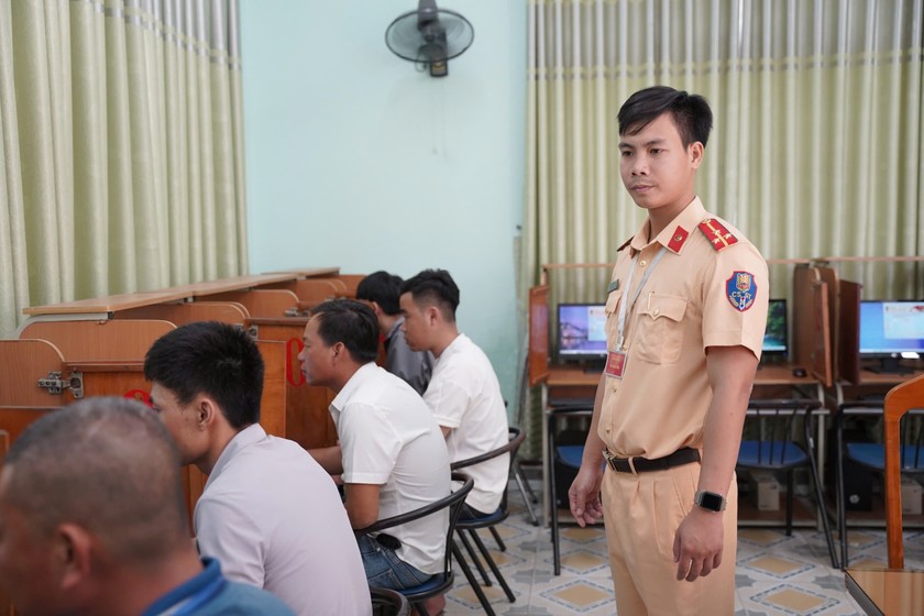 B&ecirc;n trong ph&ograve;ng thi l&yacute; thuyết để s&aacute;t hạch, cấp GPLX lần đầu ti&ecirc;n do lực lượng C&ocirc;ng an tổ chức.