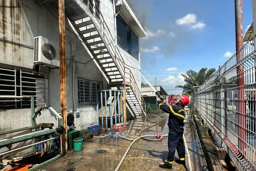 Lực lượng PCCC c&oacute; mặt kịp thời khống chế đ&aacute;m ch&aacute;y.