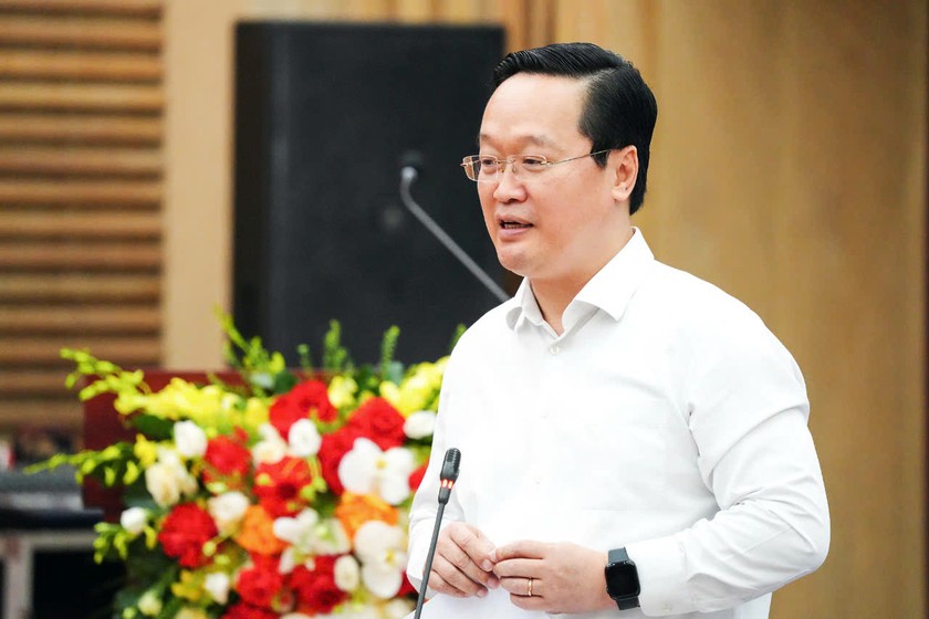 B&iacute; thư Tỉnh uỷ Nghệ An Nguyễn Đức Trung b&aacute;o c&aacute;o tại buổi l&agrave;m việc. Ảnh: Th&agrave;nh Cường.