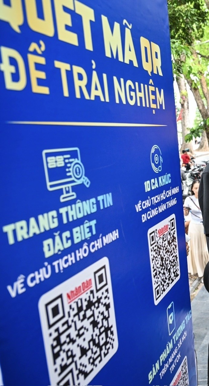 Th&ocirc;ng qua m&atilde; QR, người xem c&oacute; thể &ldquo;chạm&rdquo; v&agrave;o những hiện vật v&ocirc; gi&aacute; về B&aacute;c Hồ (ảnh PVND).