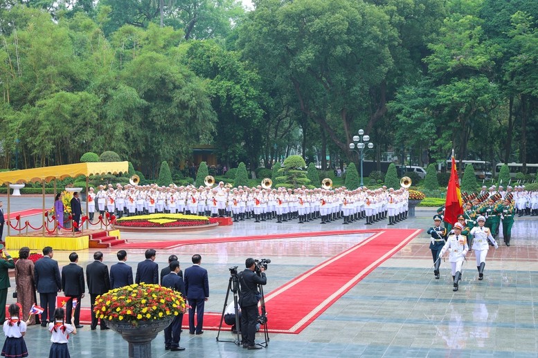 Khi hai nh&agrave; l&atilde;nh đạo bước l&ecirc;n bục danh dự, dưới Quốc kỳ hai nước, Quốc thiều Th&aacute;i Lan v&agrave; Việt Nam được cử l&ecirc;n - Ảnh: VGP/Nhật Bắc