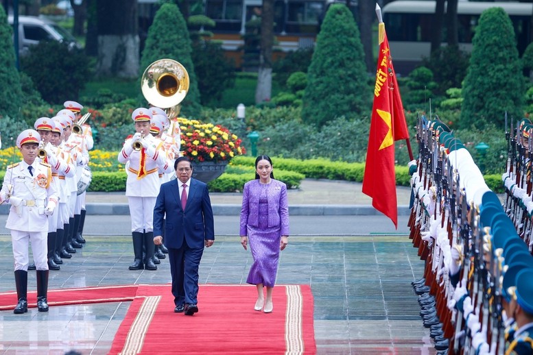 Thủ tướng Phạm Minh Ch&iacute;nh v&agrave; Thủ tướng Paetongtarn Shinawatra duyệt Đội Danh dự Qu&acirc;n đội nh&acirc;n d&acirc;n Việt Nam - Ảnh: VGP/Nhật Bắc