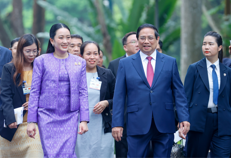 Sau Lễ đ&oacute;n, hai Thủ tướng di chuyển tới Trụ sở Ch&iacute;nh phủ để tiến h&agrave;nh hội đ&agrave;m - Ảnh: VGP/Nhật Bắc