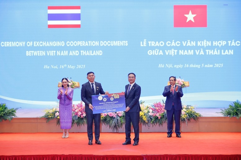 Thủ tướng Phạm Minh Ch&iacute;nh v&agrave; Thủ tướng Th&aacute;i Lan Paetongtarn Shinawatra chứng kiến trao Khoản hỗ trợ t&agrave;i ch&iacute;nh nh&acirc;n dịp kỷ niệm hơn một thập ni&ecirc;n triển khai Thư Thỏa thuận hợp t&aacute;c về c&ocirc;ng t&aacute;c thực thi ph&aacute;p luật v&agrave; kiểm so&aacute;t ma t&uacute;y giữa Văn ph&ograve;ng Ủy ban Ph&ograve;ng, chống ma t&uacute;y, Bộ Tư ph&aacute;p Th&aacute;i Lan v&agrave; Cục Cảnh s&aacute;t điều tra tội phạm về ma t&uacute;y, Bộ C&ocirc;ng an Việt Nam - Ảnh: VGP/Nhật Bắc