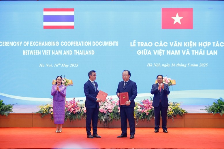 Thủ tướng Phạm Minh Ch&iacute;nh v&agrave; Thủ tướng Th&aacute;i Lan Paetongtarn Shinawatra chứng kiến trao Chương tr&igrave;nh hợp t&aacute;c giữa Cục Quản l&yacute; v&agrave; Ph&aacute;t triển thị trường trong nước, Vụ Ph&aacute;t triển thị trường nước ngo&agrave;i - Bộ C&ocirc;ng Thương Việt Nam với Tập đo&agrave;n Central (Th&aacute;i Lan) giai đoạn 2026-2028 - Ảnh: VGP/Nhật Bắc