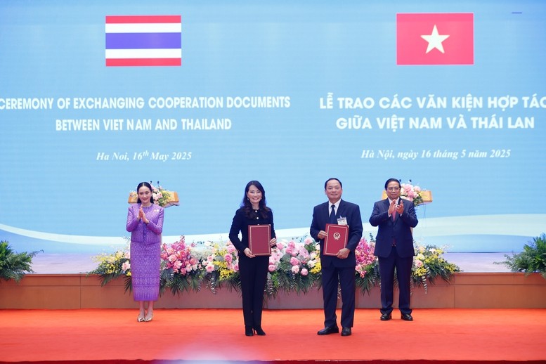 Thủ tướng Phạm Minh Ch&iacute;nh v&agrave; Thủ tướng Th&aacute;i Lan Paetongtarn Shinawatra chứng kiến trao Bản ghi nhớ giữa UBND tỉnh Hưng Y&ecirc;n v&agrave; Tập đo&agrave;n WHA (Th&aacute;i Lan) về việc ph&aacute;t triển khu c&ocirc;ng nghiệp Ph&ugrave; Cừ tr&ecirc;n địa b&agrave;n tỉnh Hưng Y&ecirc;n - Ảnh: VGP/Nhật Bắc