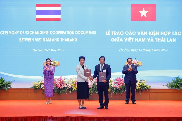 Thủ tướng Phạm Minh Ch&iacute;nh v&agrave; Thủ tướng Th&aacute;i Lan Paetongtarn Shinawatra chứng kiến trao Bi&ecirc;n bản ghi nhớ hợp t&aacute;c đầu tư chiến lược giữa UBND tỉnh Ph&uacute; Thọ v&agrave; Tập đo&agrave;n Amata Việt Nam - Ảnh: VGP/Nhật Bắc