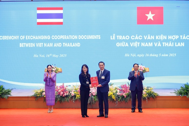 Thủ tướng Phạm Minh Ch&iacute;nh v&agrave; Thủ tướng Th&aacute;i Lan Paetongtarn Shinawatra chứng kiến trao Quyết định chấp thuận chủ trương đầu tư dự &aacute;n, kết cấu hạ tầng Khu C&ocirc;ng nghiệp Giang Quang Thịnh, tỉnh Thanh Ho&aacute; - Ảnh: VGP/Nhật Bắc