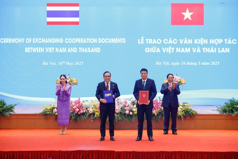 Thủ tướng Phạm Minh Ch&iacute;nh v&agrave; Thủ tướng Th&aacute;i Lan Paetongtarn Shinawatra chứng kiến trao Thỏa thuận hợp t&aacute;c to&agrave;n diện giữa Ng&acirc;n h&agrave;ng BIDV v&agrave; Ng&acirc;n h&agrave;ng Xuất nhập khẩu Th&aacute;i Lan - Ảnh: VGP/Nhật Bắc