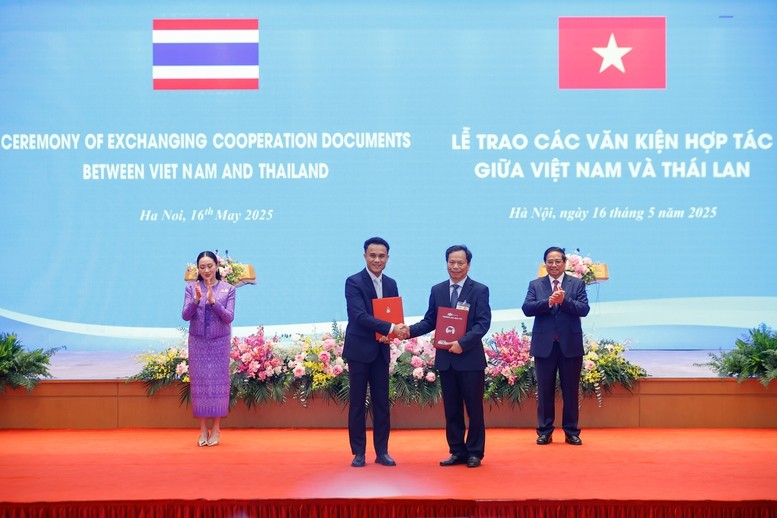 Thủ tướng Phạm Minh Ch&iacute;nh v&agrave; Thủ tướng Th&aacute;i Lan Paetongtarn Shinawatra chứng kiến trao Bi&ecirc;n bản ghi nhớ giữa Đại học Khon Kaen v&agrave; Đại học FPT về hợp t&aacute;c đ&agrave;o tạo nguồn nh&acirc;n lực về c&ocirc;ng nghệ b&aacute;n dẫn - Ảnh: VGP/Nhật Bắc