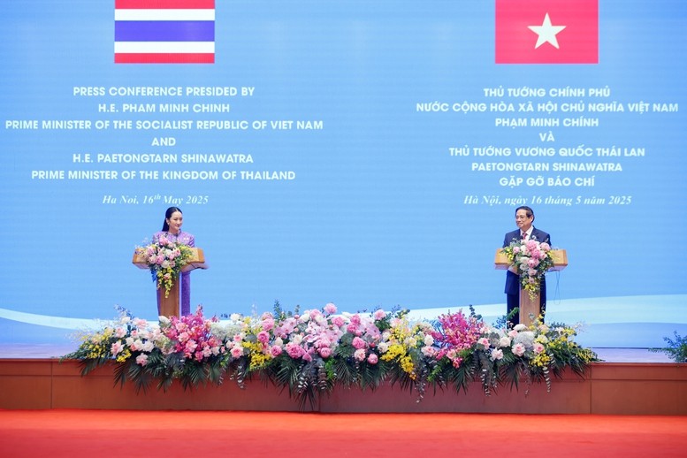 Hai Thủ tướng cho biết hai b&ecirc;n cũng thống nhất về việc tăng cường phối hợp, trao đổi về c&aacute;c vấn đề khu vực v&agrave; quốc tế c&ugrave;ng quan t&acirc;m - Ảnh: VGP/Nhật Bắc