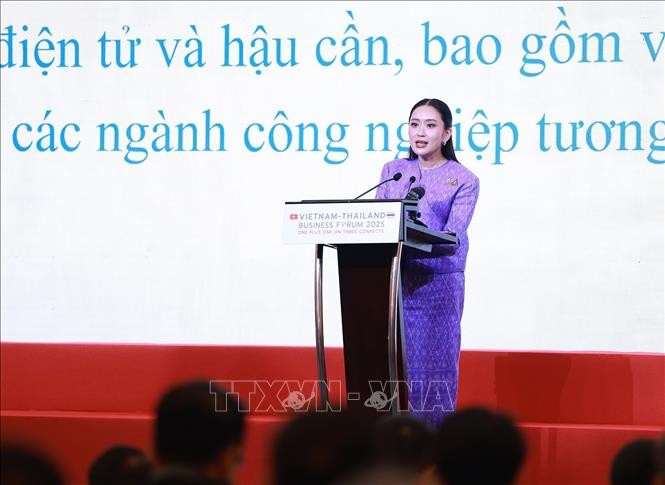 Thủ tướng Vương quốc Th&aacute;i Lan Lan Paetongtarn Shinawatra ph&aacute;t biểu tại Diễn đ&agrave;n doanh nghiệp Việt Nam - Th&aacute;i Lan năm 2025. Ảnh: Dương Giang/TTXVN