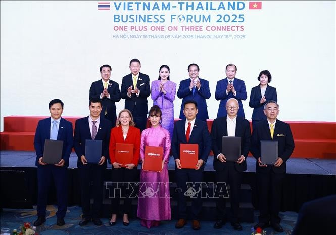 Thủ tướng Phạm Minh Ch&iacute;nh v&agrave; Thủ tướng Th&aacute;i Lan Paetongtarn Shinawatra chứng kiến trao c&aacute;c bi&ecirc;n bản ghi nhớ: Về việc chuyển giao quyền khai th&aacute;c v&agrave; hỗ trợ dịch vụ kỹ thuật 50 t&agrave;u bay Boeing Max; về đối t&aacute;c chiến lược trong lĩnh vực ng&acirc;n h&agrave;ng số; về ph&aacute;t triển Khu C&ocirc;ng nghiệp Đồng Nai. Ảnh: Dương Giang/TTXVN