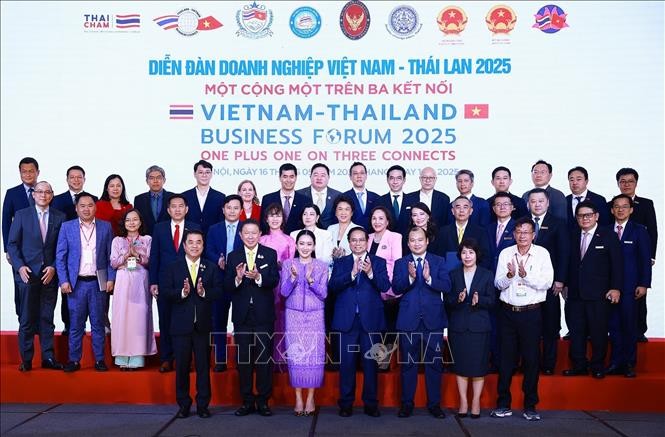 Thủ tướng Phạm Minh Ch&iacute;nh v&agrave; Thủ tướng Vương quốc Th&aacute;i Lan Lan Paetongtarn Shinawatra với doanh nghiệp hai nước. Ảnh: Dương Giang/TTXVN