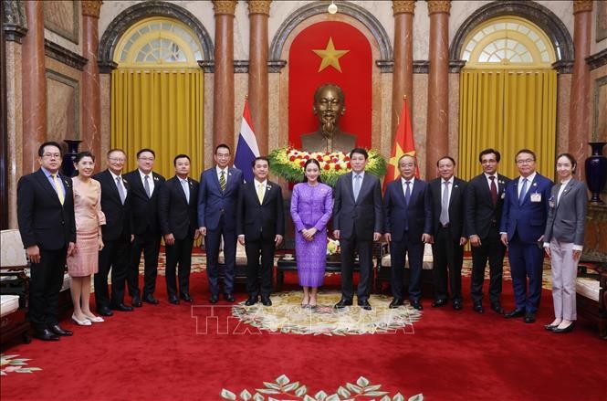 Chủ tịch nước Lương Cường với Thủ tướng Th&aacute;i Lan Paetongtarn Shinawatra v&agrave; c&aacute;c đại biểu. Ảnh: L&acirc;m Kh&aacute;nh/TTXVN