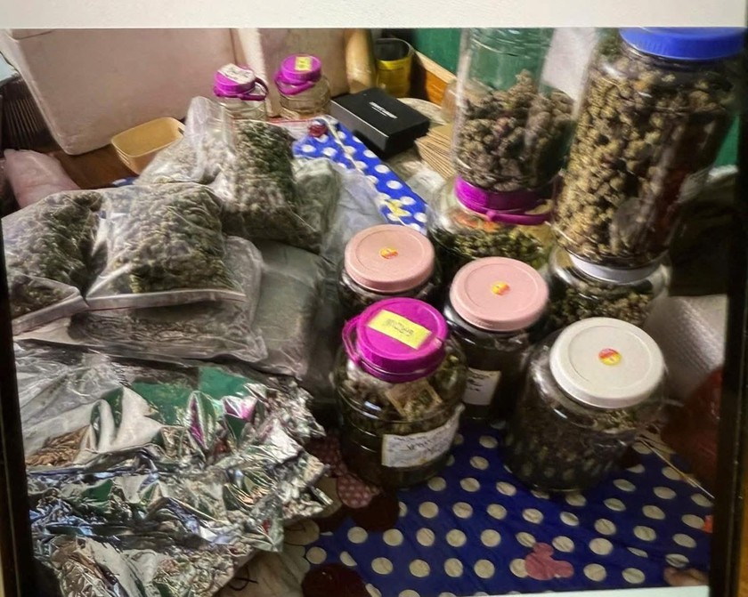 4,2kg ma tu&yacute; cần sa c&ugrave;ng nhiều tang vật kh&aacute;c được cơ quan C&ocirc;ng an tỉnh Tuy&ecirc;n Quang thu giữ. (Ảnh: CA Tuy&ecirc;n Quang)