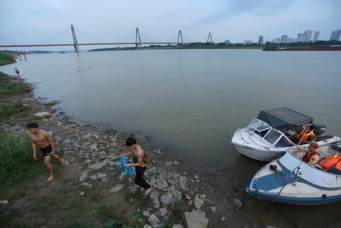 CSGT v&agrave; lực lượng chức năng x&atilde; Vĩnh Ngọc huyện Đ&ocirc;ng Anh nhắc nhở người d&acirc;n kh&ocirc;ng bơi lội tại c&aacute;c khu vực nguy hiểm tr&ecirc;n s&ocirc;ng Hồng.