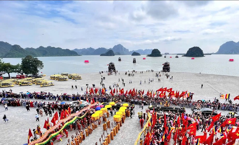 H&agrave;ng ngh&igrave;n người d&acirc;n, phật tử đến ch&ugrave;a Tam Ch&uacute;c để cung rước x&aacute; lợi Đức Phật.