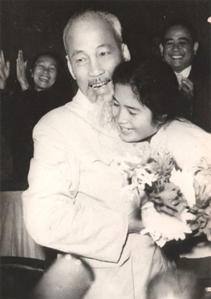 Cụ Hồ v&agrave; NSND Tr&agrave; Giang. (Ảnh tư liệu)