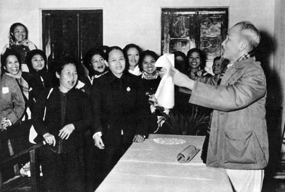 Năm 1956, Người căn dặn c&aacute;c c&aacute;n bộ phụ nữ to&agrave;n miền Bắc &ldquo;đo&agrave;n kết chặt chẽ, ra sức tham gia x&acirc;y dựng Chủ nghĩa x&atilde; hội ở miền Bắc, đấu tranh thống nhất nước nh&agrave; v&agrave; giữ g&igrave;n h&ograve;a b&igrave;nh thế giới&rdquo;. (Ảnh tư liệu)