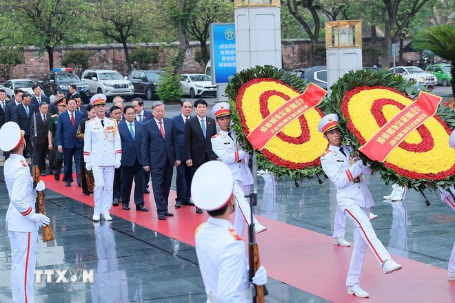 S&aacute;ng c&ugrave;ng ng&agrave;y, c&aacute;c đồng ch&iacute; l&atilde;nh đạo, Nguy&ecirc;n l&atilde;nh đạo Đảng v&agrave; Nh&agrave; nước đến đặt v&ograve;ng hoa tưởng niệm c&aacute;c Anh h&ugrave;ng liệt sỹ. (Ảnh: An Đăng/TTXVN)