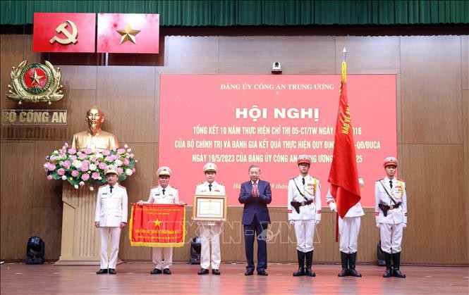 Tổng B&iacute; thư T&ocirc; L&acirc;m trao tặng Danh hiệu &ldquo;Anh h&ugrave;ng lực lượng vũ trang nh&acirc;n d&acirc;n&rdquo; cho Cục An ninh mạng v&agrave; ph&ograve;ng, chống tội phạm sử dụng c&ocirc;ng nghệ cao, Bộ C&ocirc;ng an.