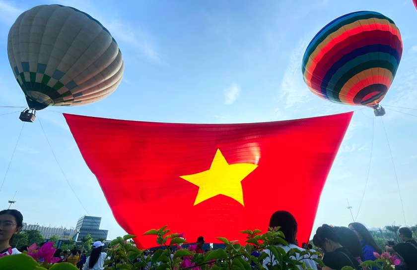 X&uacute;c động đại kỳ Tổ quốc tung bay phấp phới tại Quảng trường Hồ Ch&iacute; Minh. Ảnh: Thi&ecirc;n &Yacute;