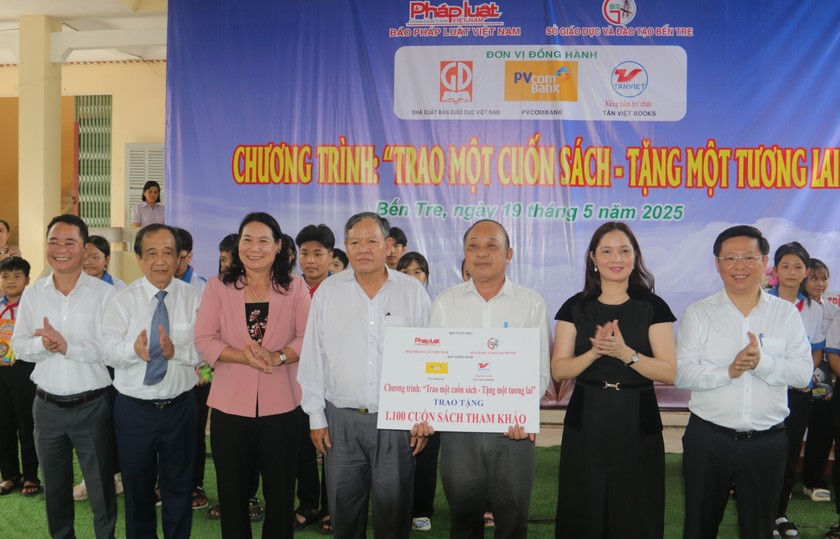 Ban Tổ chức trao tặng 1.100 sách cho Trường THCS Đồng Khởi và Trường THCS Bảo Thạnh.