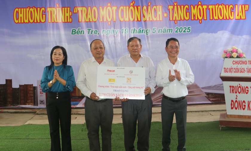 TS. Vũ Hoài Nam - Tổng Biên tập Báo Pháp luật Việt Nam (bìa phải) và bà La Thị Thúy - Giám đốc Sở GD&amp;amp;amp;ĐT tỉnh Bến Tre (bìa trái) trao tặng 2.239 cuốn sách giáo khoa