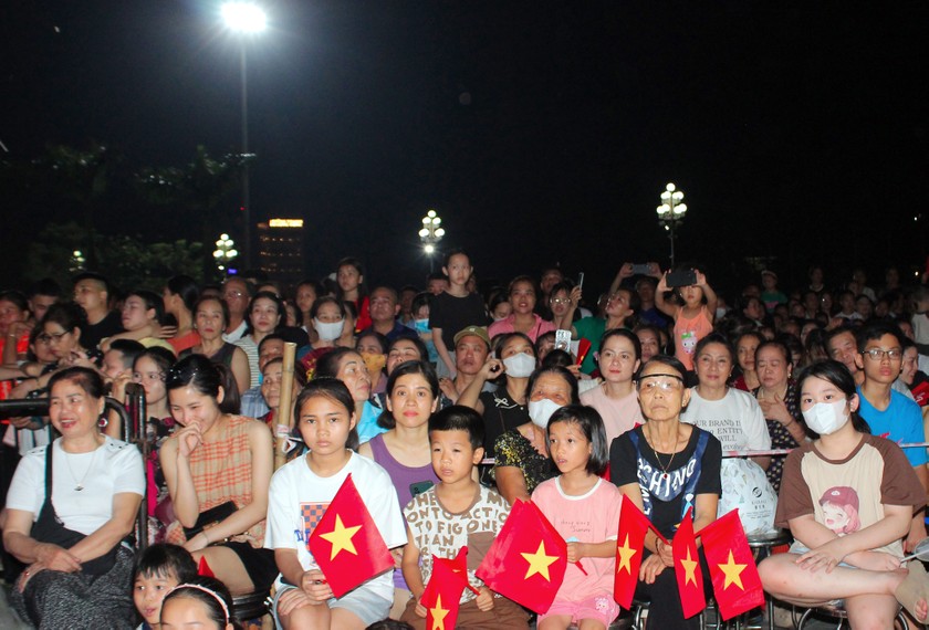 Đ&ocirc;ng đảo người d&acirc;n Nghệ An v&agrave; du kh&aacute;ch tham dự chương tr&igrave;nh nghệ thuật. Ảnh: Thi&ecirc;n &Yacute;