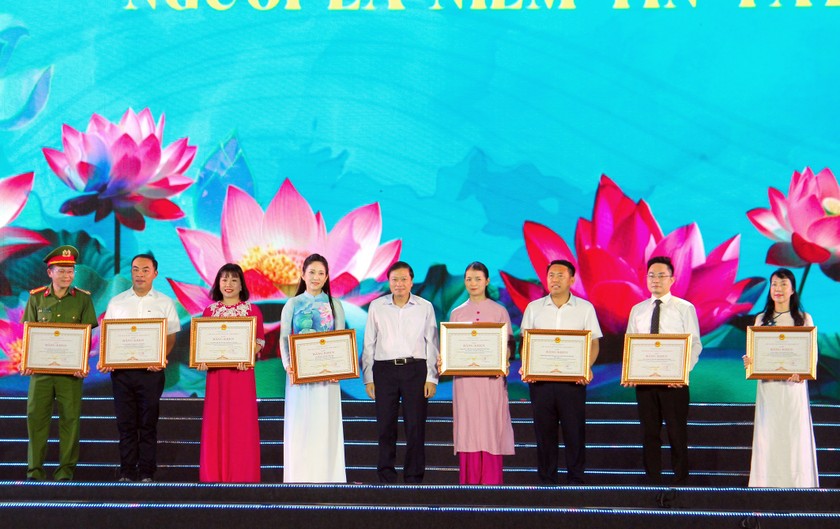 Chủ tịch UBND tỉnh Nghệ An L&ecirc; Hồng Vinh trao Bằng khen cho 11 đơn vị c&oacute; nhiều đ&oacute;ng g&oacute;p t&iacute;ch cực, hiệu quả trong c&ocirc;ng t&aacute;c tổ chức Lễ hội L&agrave;ng Sen năm 2025. Ảnh: Thi&ecirc;n &Yacute;
