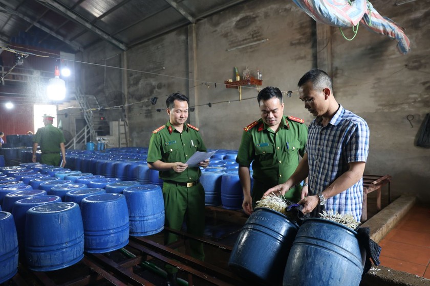 Ph&ograve;ng Cảnh s&aacute;t kinh tế C&ocirc;ng an tỉnh kiểm tra (Ảnh: C&ocirc;ng an Bắc Giang)