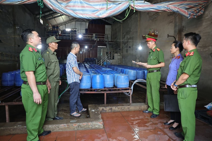 Cơ quan chức năng đọc Lệnh kh&aacute;m x&eacute;t (Ảnh: C&ocirc;ng an Bắc Giang)