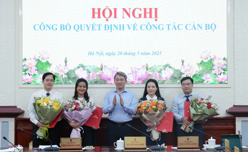 Bộ trưởng Bộ Tư ph&aacute;p Nguyễn Hải Ninh trao quyết định điều động, bổ nhiệm cho 04 đồng ch&iacute;.